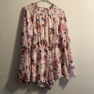 Long sleeve floral romper! Light pink/white